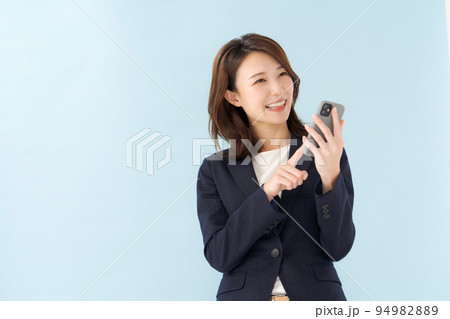 スマホを持つスーツ姿の女性 スマホを持つスーツ姿の女性 94982889
