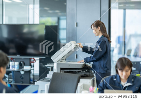 A4用紙をスキャンして、データ化する女性 A4用紙をスキャンして、データ化する女性 94983119
