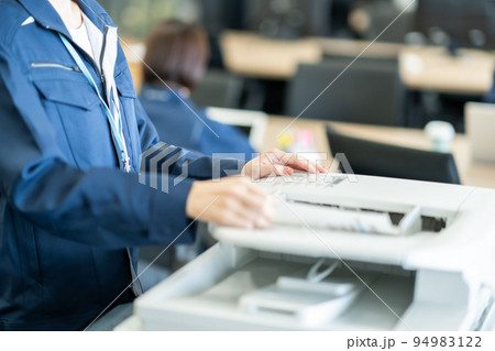 A4用紙をスキャンして、データ化する女性 顔無し A4用紙をスキャンして、データ化する女性 顔無し 94983122