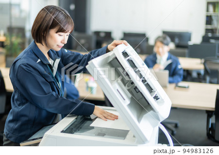 ドキュメントをデータ化する若い女性 94983126