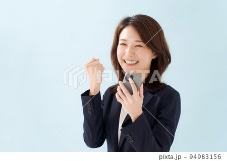 スマホを持つスーツ姿の女性 94983156