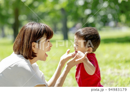 初夏の公園で遊ぶ母親と息子 初夏の公園で遊ぶ母親と息子 94983179