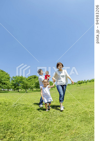 初夏の公園を歩く4人家族 94983206
