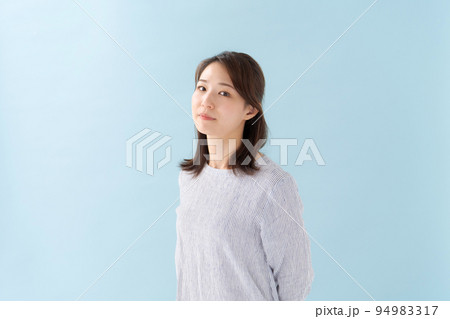 30代女性のポートレート 94983317