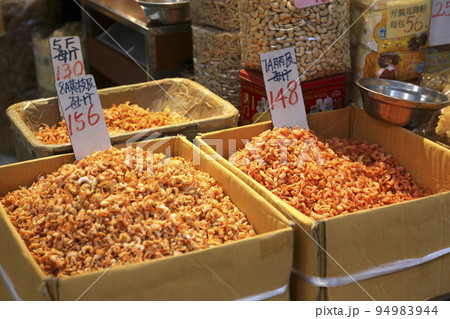 香港・徳輔道西の干し貝柱、塩干し魚などを売る店。何の料理に使うのか分からないものもある 94983944