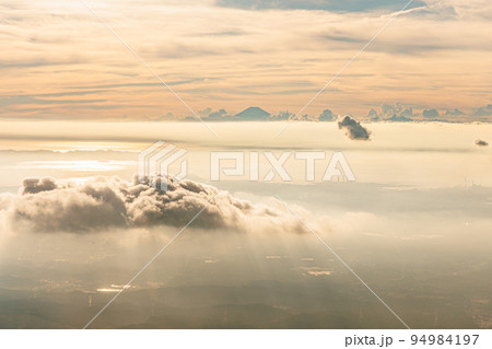 飛行機の窓の外_夕暮れ時の霞のある東京湾と富士山(千葉県)横構図 飛行機の窓の外_夕暮れ時の霞のある東京湾と富士山(千葉県)横構図 94984197