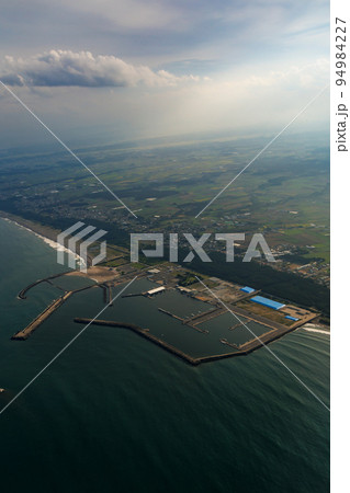 上空から観た三沢漁港(青森県三沢市)縦構図 上空から観た三沢漁港(青森県三沢市)縦構図 94984227