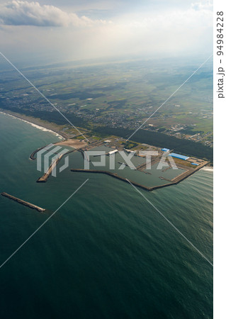 上空から観た三沢漁港（青森県三沢市）縦構図 94984228