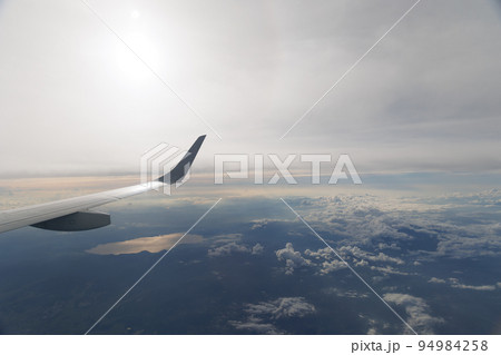 飛行機の窓から見える夕方の猪苗代湖（福島県猪苗代湖） 94984258