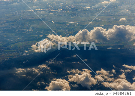 夕暮れ時の飛行機の窓の外（横構図） 94984261