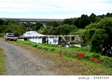 越辺川に架かる冠水橋 越辺川に架かる冠水橋 94984304