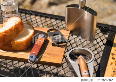 アウトドアで葉巻を楽しむ 94984702