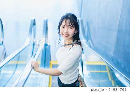 エスカレーターと女性　escalator	 94984761