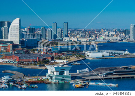 （神奈川県）横浜マリンタワーから眺める、みなとみらい・大さん橋 94984835