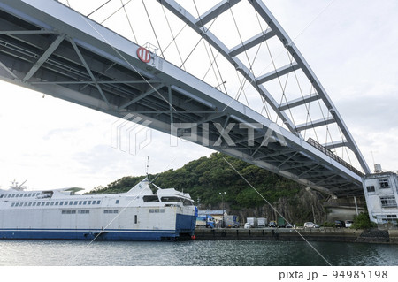 壱岐島の郷ノ浦港のランドマークである郷ノ浦大橋 壱岐島の郷ノ浦港のランドマークである郷ノ浦大橋 94985198