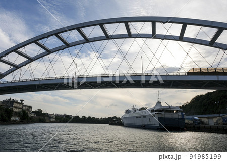 壱岐島の郷ノ浦港のランドマークである郷ノ浦大橋 94985199