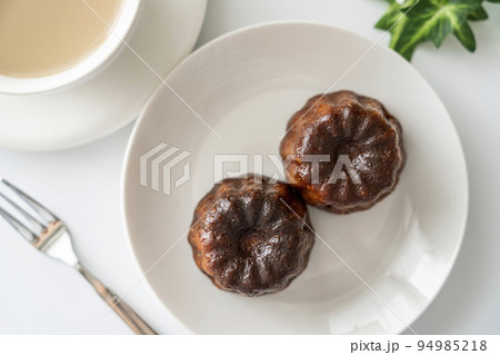 白いお皿にのったフランスの洋菓子カヌレとカフェラテ【白背景】 白いお皿にのったフランスの洋菓子カヌレとカフェラテ【白背景】 94985218