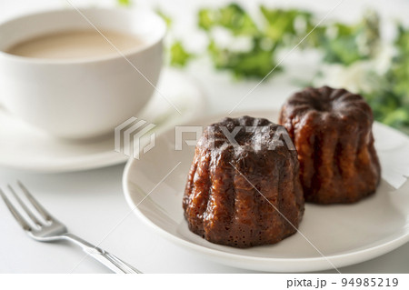 白いお皿にのったフランスの洋菓子カヌレとカフェラテ【白背景】 白いお皿にのったフランスの洋菓子カヌレとカフェラテ【白背景】 94985219