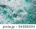 波打つ海面 94986004