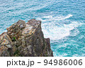 断崖絶壁から見える海 94986006