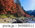 清流と紅葉 94986011