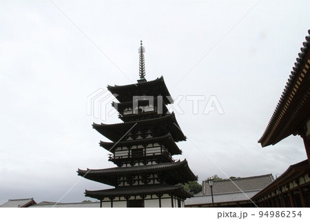 南都七大寺の一つ奈良薬師寺の初秋の風景 南都七大寺の一つ奈良薬師寺の初秋の風景 94986254