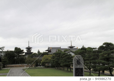 南都七大寺の一つ奈良薬師寺の初秋の風景 94986270