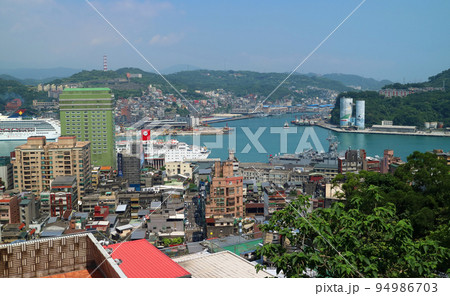基隆中正公園から望む街並みと港湾風景 94986703