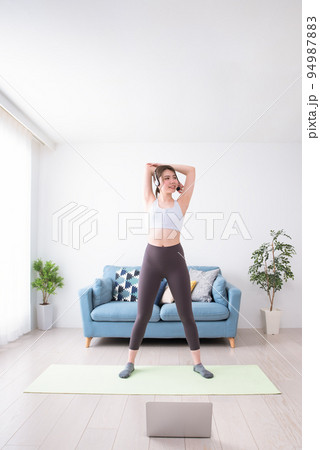 ヨガレッスンを配信する若い女性 ヨガレッスンを配信する若い女性 94987883