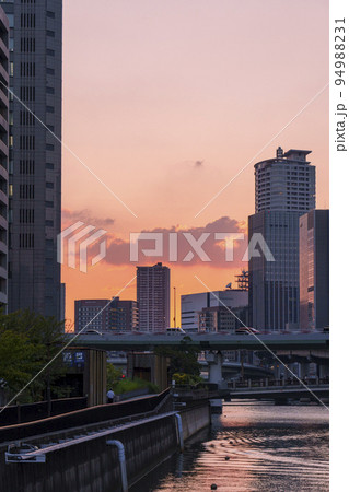 夕焼けに染まる中之島の空【大江橋から】 94988231