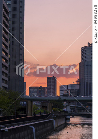 夕焼けに染まる中之島の空【大江橋から】 94988238