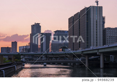 夕焼けに染まる中之島の空【大江橋から】 94988239