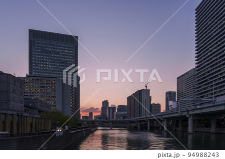 夕焼けに染まる中之島の空【大江橋から】 94988243