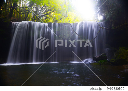 鍋ヶ滝　逆光 94988602