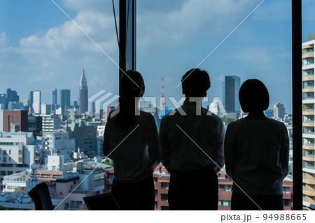 高層ビルの会議室から外を眺めるシルエット 高層ビルの会議室から外を眺めるシルエット 94988665