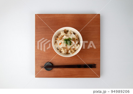 鶏ごぼう 混ぜご飯 白背景 94989206