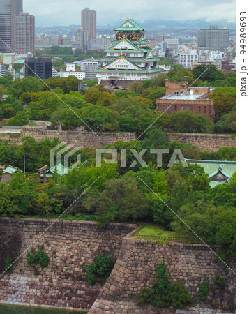 外堀、内堀に囲まれた大阪城天守閣の正面写真。広大な大阪城公園。 外堀、内堀に囲まれた大阪城天守閣の正面写真。広大な大阪城公園。 94989693