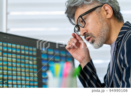 渋い　一級建築士　英国紳士　エレガントな佇まい 94990106