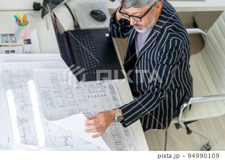 渋い　一級建築士　英国紳士　エレガントな佇まい　俯瞰 94990109