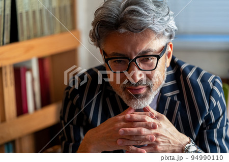 渋い ビジネスマン 英国紳士 エレガントな佇まい 書斎 接客 座る 渋い ビジネスマン 英国紳士 エレガントな佇まい 書斎 接客 座る 94990110