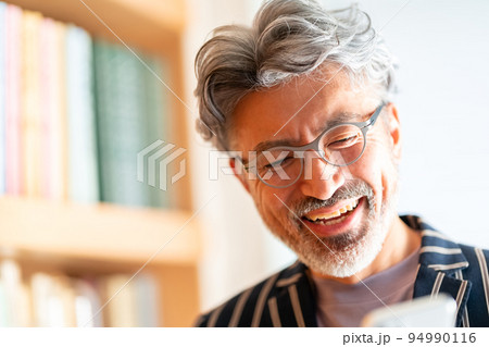 渋い　ビジネスマン　英国紳士　エレガントな佇まい　携帯　スマホ 94990116