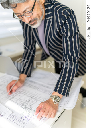 渋い　一級建築士　英国紳士　エレガントな佇まい　作図 94990126