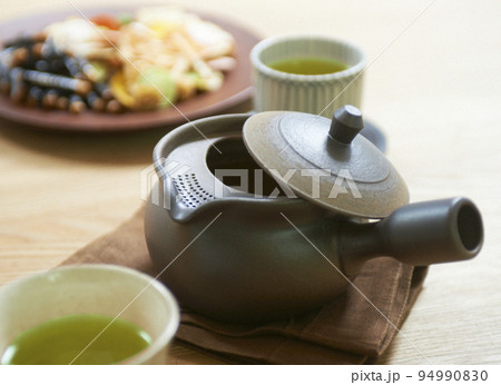 お茶のある食卓 94990830