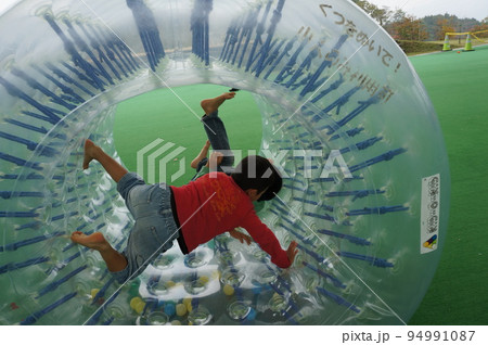 サイバーホイールを回す子供 94991087