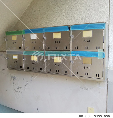 テープで入り口を塞いだ集合住宅のポスト 94991090
