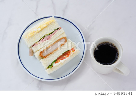 ミックスサンドイッチとコーヒーのランチ ミックスサンドイッチとコーヒーのランチ 94991541
