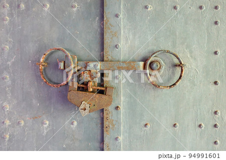 赤煉瓦倉庫のレトロな錠前と鉄扉 94991601
