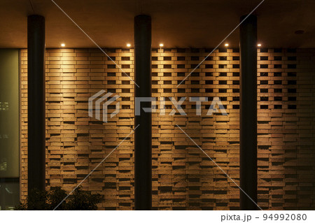 中之島フェスティバルタワーのお洒落な外壁 94992080