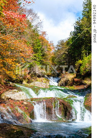 横谷渓谷（秋）：おしどり隠しの滝 94992140