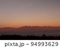 朝焼けの北アルプス連峰 94993629